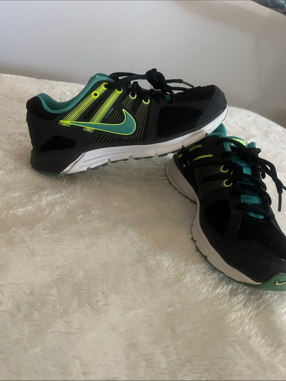 NIKE ANODYNEDS FLYWIRE!
Women Black Sneakers & Teal&Neon Yellow Accents size7.5